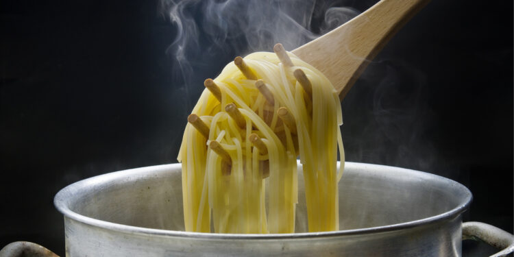 Não jogue fora a água do macarrão: para que serve e quais benefícios ela tem