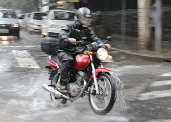 Novo projeto de lei que foi aprovado proíbe corridas por aplicativo em dias de chuva