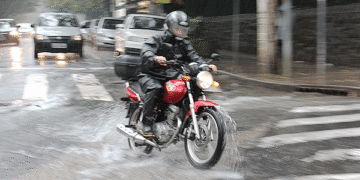 Novo projeto de lei que foi aprovado proíbe corridas por aplicativo em dias de chuva