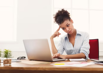 A atividade simples que demora 3 minutos e elimina a dor na coluna após um dia sentado