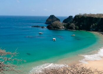 Praia eleita a mais limpa do Brasil encanta turistas pela beleza natural e águas cristalinas