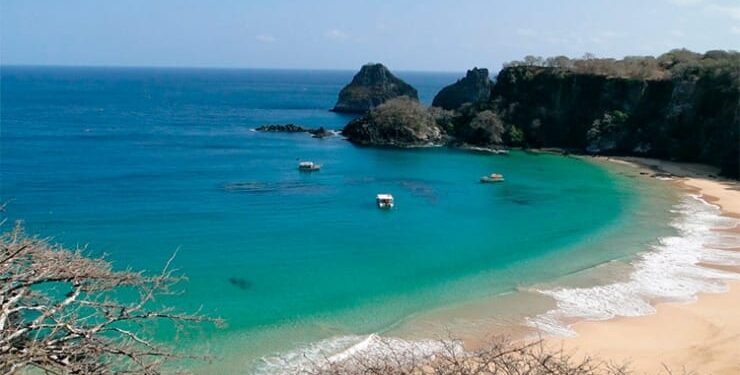 Praia eleita a mais limpa do Brasil encanta turistas pela beleza natural e águas cristalinas