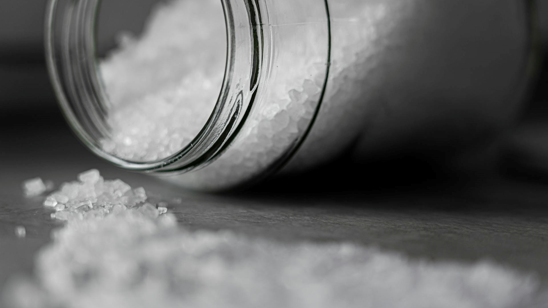 Deixar um prato com sal grosso na sala: para que serve e por que recomendam fazer isso