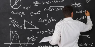 Quanto é (15 + 15) - 15 ÷ 15 + 15 × 15? A conta matemática que coloca os gênios à prova