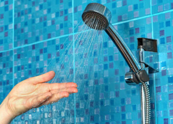 Tomar banho à noite ou de manhã? A ciência revela qual hábito faz melhor para o corpo