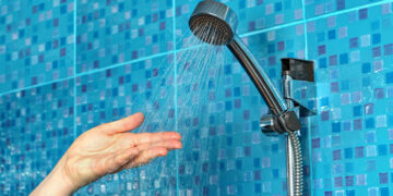 Tomar banho à noite ou de manhã? A ciência revela qual hábito faz melhor para o corpo