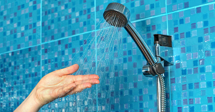 Tomar banho à noite ou de manhã? A ciência revela qual hábito faz melhor para o corpo