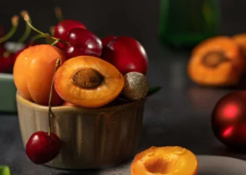 Fruta comum no Natal dos brasileiros é reduz o colesterol ruim e é capaz de "limpar" as artérias