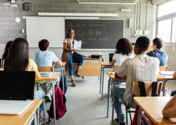 A partir de 2026, pais dos alunos também deverão confirmar presença nas escolas