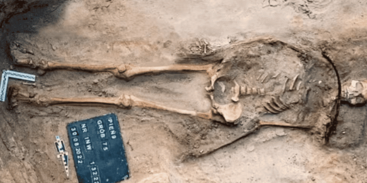 Cientistas encontram corpo de 400 anos e acreditam ter descoberto uma "vampira" do mundo real