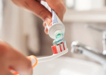 Escovar os dentes antes ou depois do café da manhã? A resposta é mais complicada do que parece