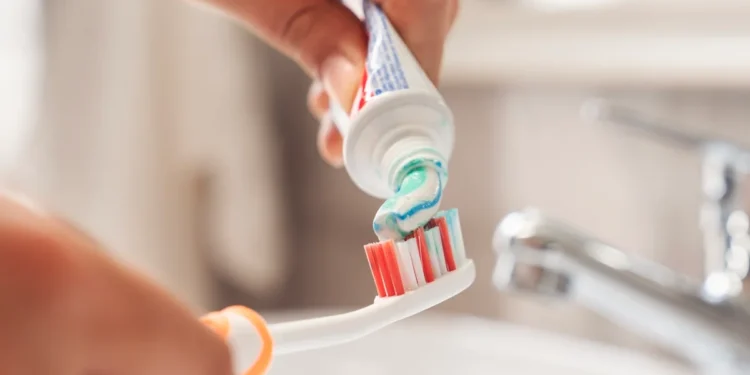 Escovar os dentes antes ou depois do café da manhã? A resposta é mais complicada do que parece