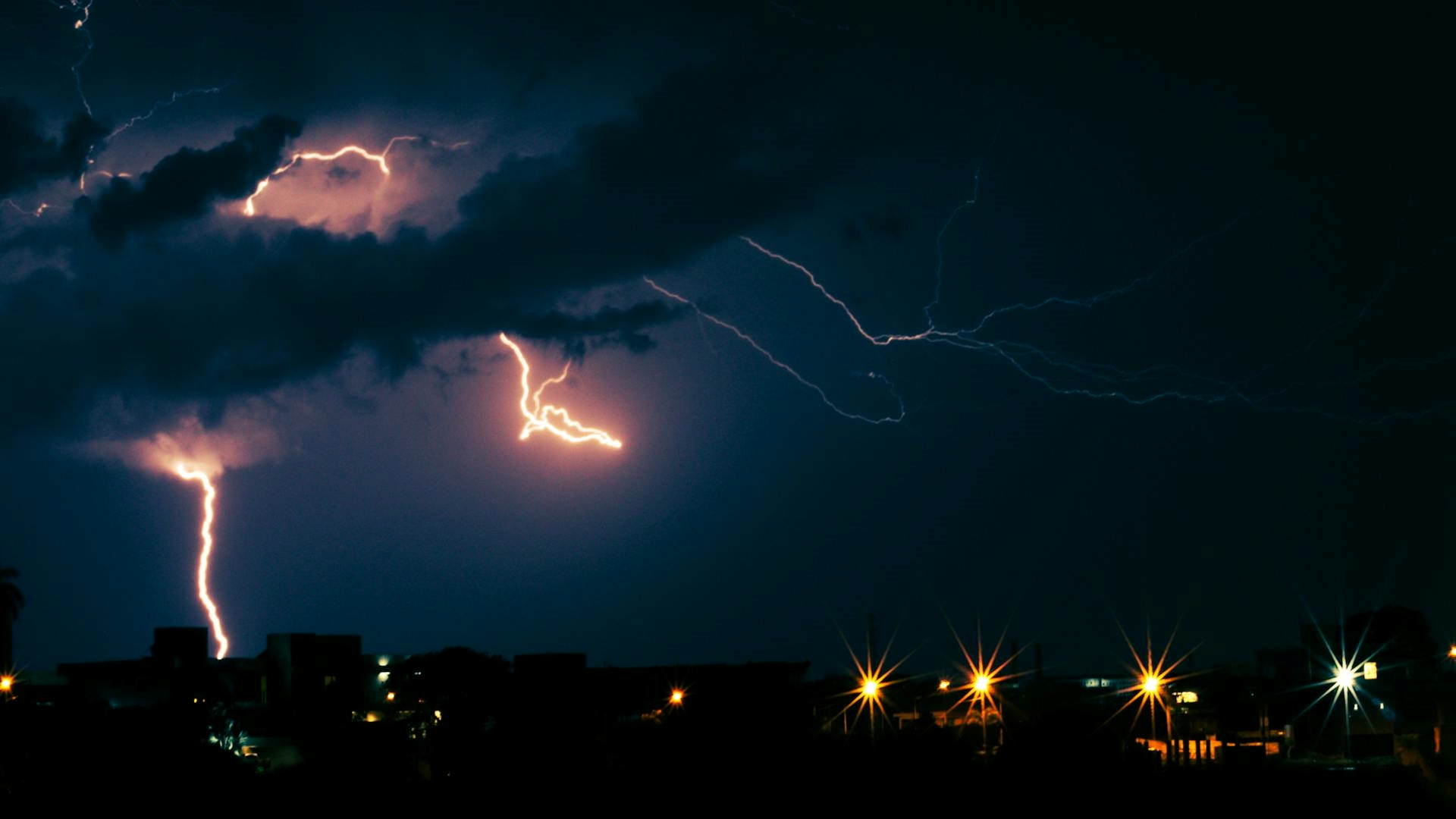 Especialistas imploram: desligue tudo desse eletrodoméstico durante uma tempestade