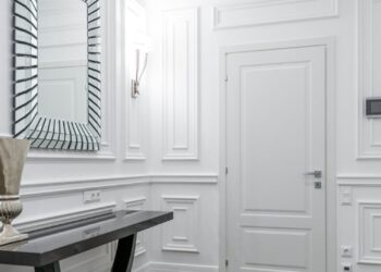 Colocar um espelho perto da porta de entrada: para que serve e quais erros devem ser evitados