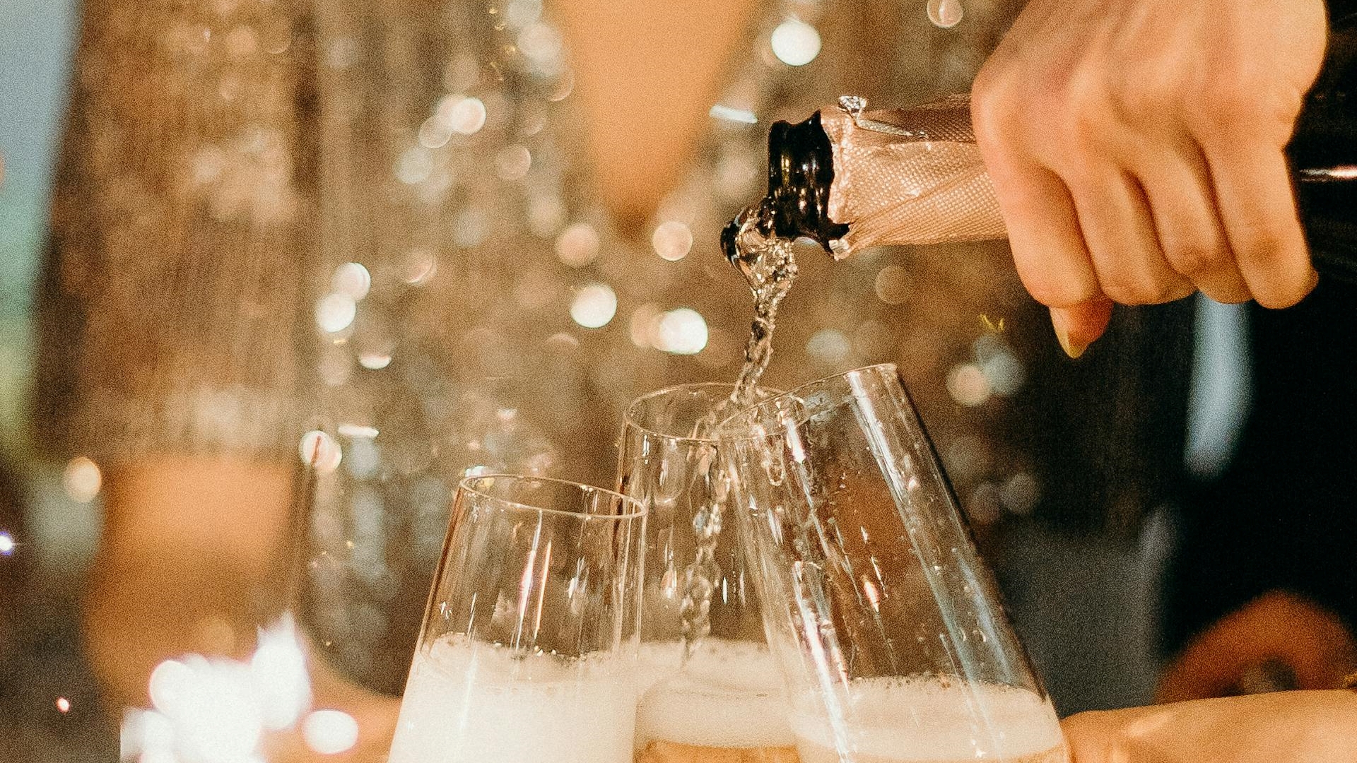 Quer fazer bonito no fim de ano? Existe um tipo de taça “certa” para beber o espumante