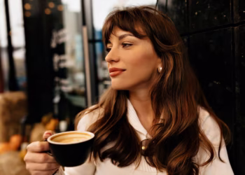 Novo estudo revela que apenas 3 xícaras dessa bebida são suficientes para desacelerar o envelhecimento