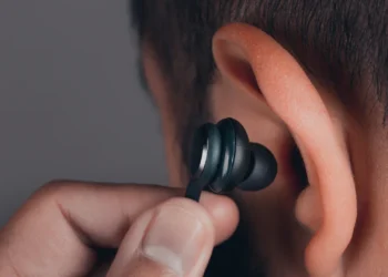 Existe uma multa de R$ 130,16 para quem for pego usando fones de ouvido durante essa atividade