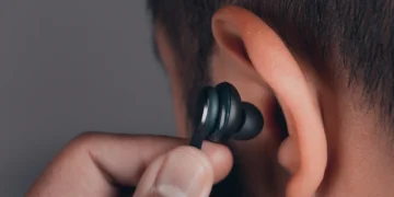 Existe uma multa de R$ 130,16 para quem for pego usando fones de ouvido durante essa atividade