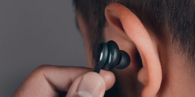 Existe uma multa de R$ 130,16 para quem for pego usando fones de ouvido durante essa atividade