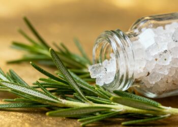 Mistura de sal grosso e alecrim: por que recomendam fazer e para que serve