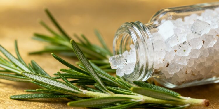Mistura de sal grosso e alecrim: por que recomendam fazer e para que serve