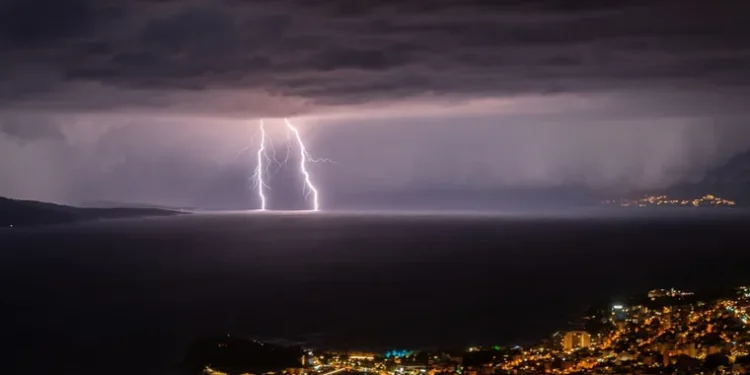 Quando o céu desaba em tempestade e raios, essa é santa a quem milhões rezam para se proteger