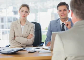 O que significa cruzar os braços em uma conversa? A psicologia da linguagem corporal explica