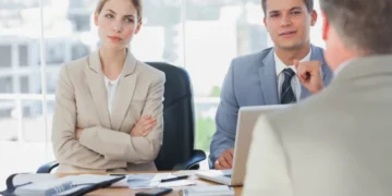 O que significa cruzar os braços em uma conversa? A psicologia da linguagem corporal explica
