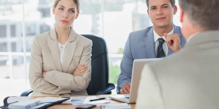 O que significa cruzar os braços em uma conversa? A psicologia da linguagem corporal explica