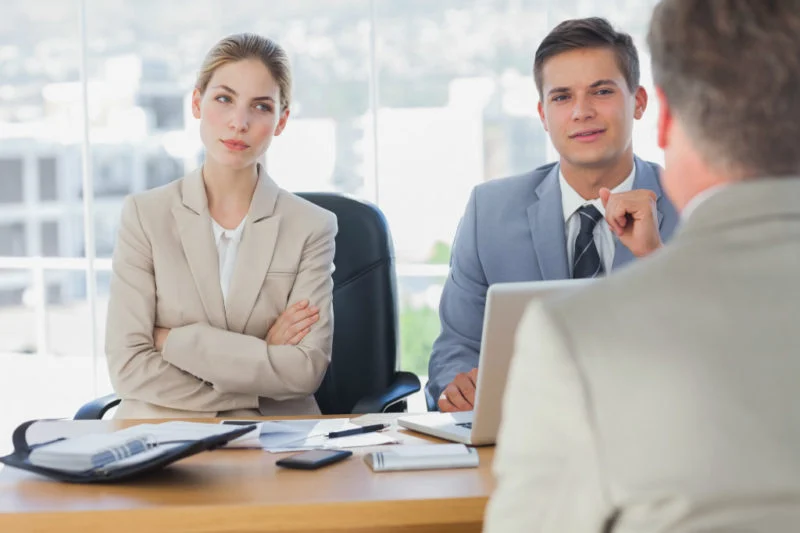 O que significa cruzar os braços em uma conversa? A psicologia da linguagem corporal explica