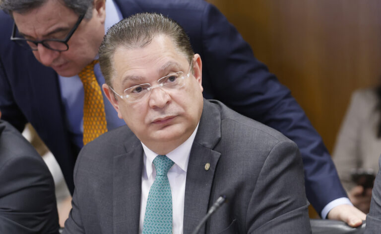 O "lapso" de Sóstenes sobre R$ 400 mil