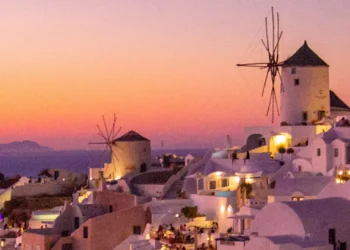 Melhor país para se aposentar em 2026 exige fortuna: por que viver no "paraíso" custa mais de R$ 1 milhão