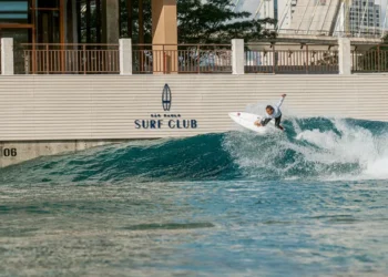 "Praia" com ondas perfeitas