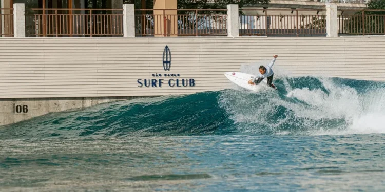 "Praia" com ondas perfeitas