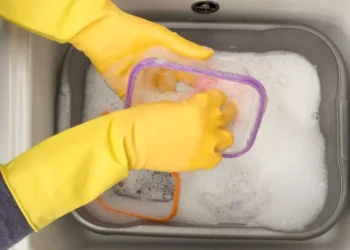 Nem bicarbonato nem vinagre: como tirar as manchas do pote usando guardanapos de papel e sem esforço