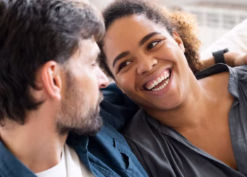 O que significa quando uma pessoa ri ao ficar nervosa, segundo a psicologia