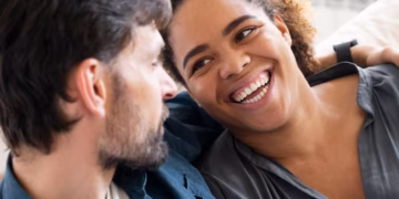 O que significa quando uma pessoa ri ao ficar nervosa, segundo a psicologia