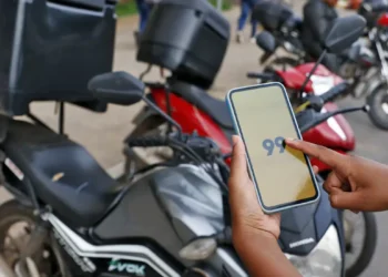 Nova regra trava o país: Uber e 99 com serviços suspensos no Brasil