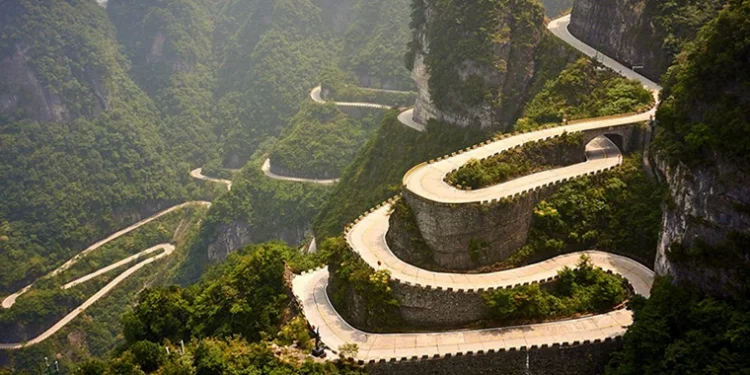 A estrada mais perigosa do mundo fica a mais de 1.500 metros de altitude, tem 99 curvas e corre risco de terremotos