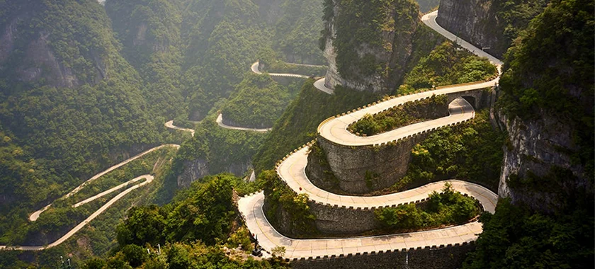 A estrada mais perigosa do mundo fica a mais de 1.500 metros de altitude, tem 99 curvas e corre risco de terremotos