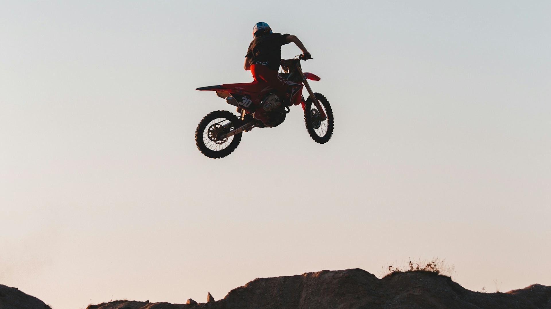 Moto que sai do chão para voar vai subir até quase 5 metros e atingir 97 km/h