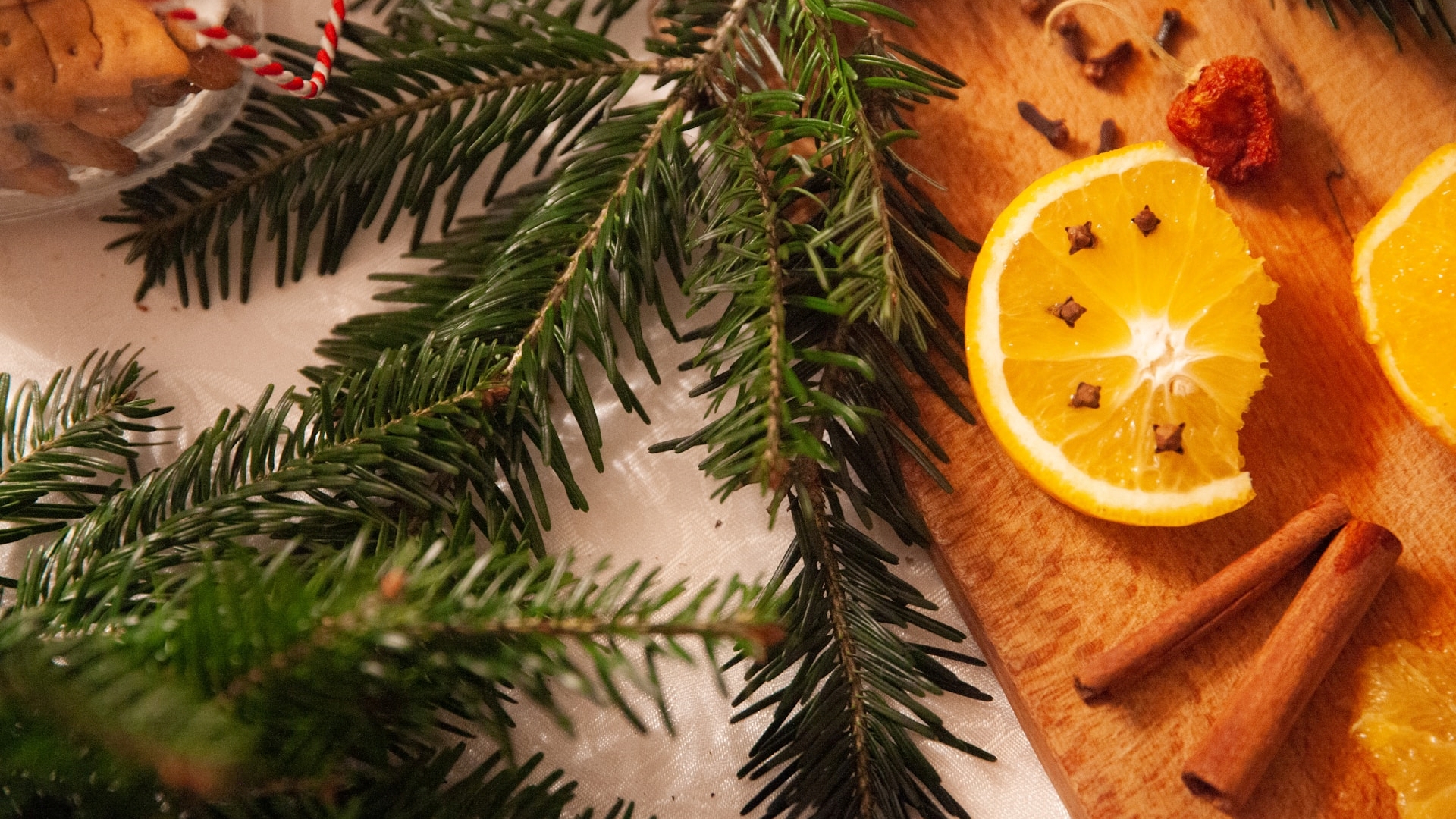 Não é pelo aroma: por que recomendam colocar canela na árvore de Natal