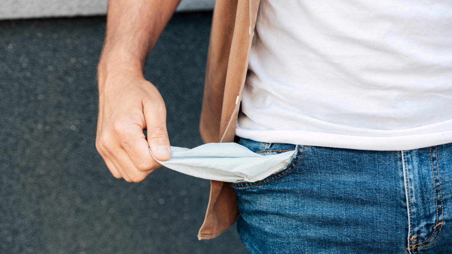 Nem varrer à noite nem espelhos mal posicionados: o erro que bloqueia o dinheiro em casa, segundo o Feng Shui