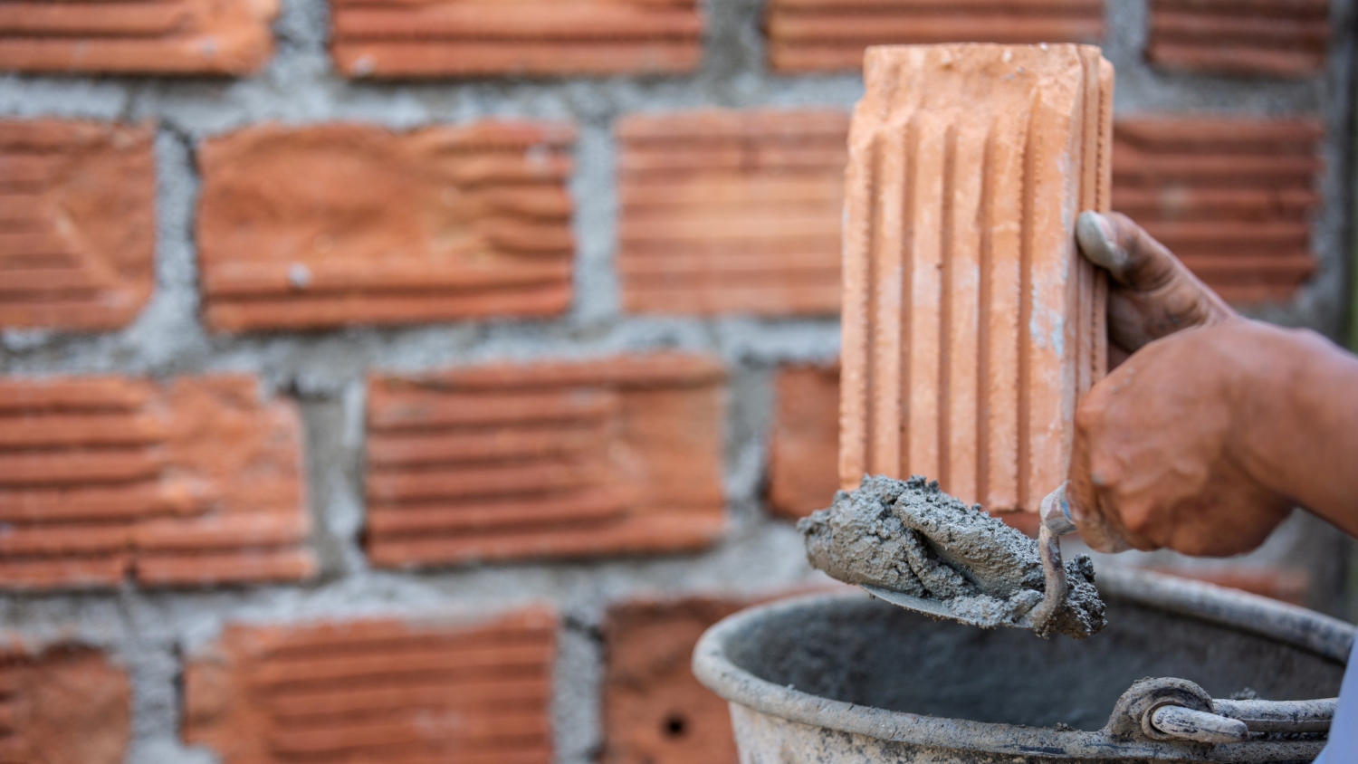 O que acontece se o seu vizinho construir um muro muito perto do seu terreno? Entenda as regras