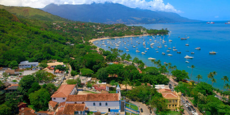 Em meio ao caos de São Paulo, essa cidade encanta pelas praias e parece um pedaço do paraíso esquecido na Terra
