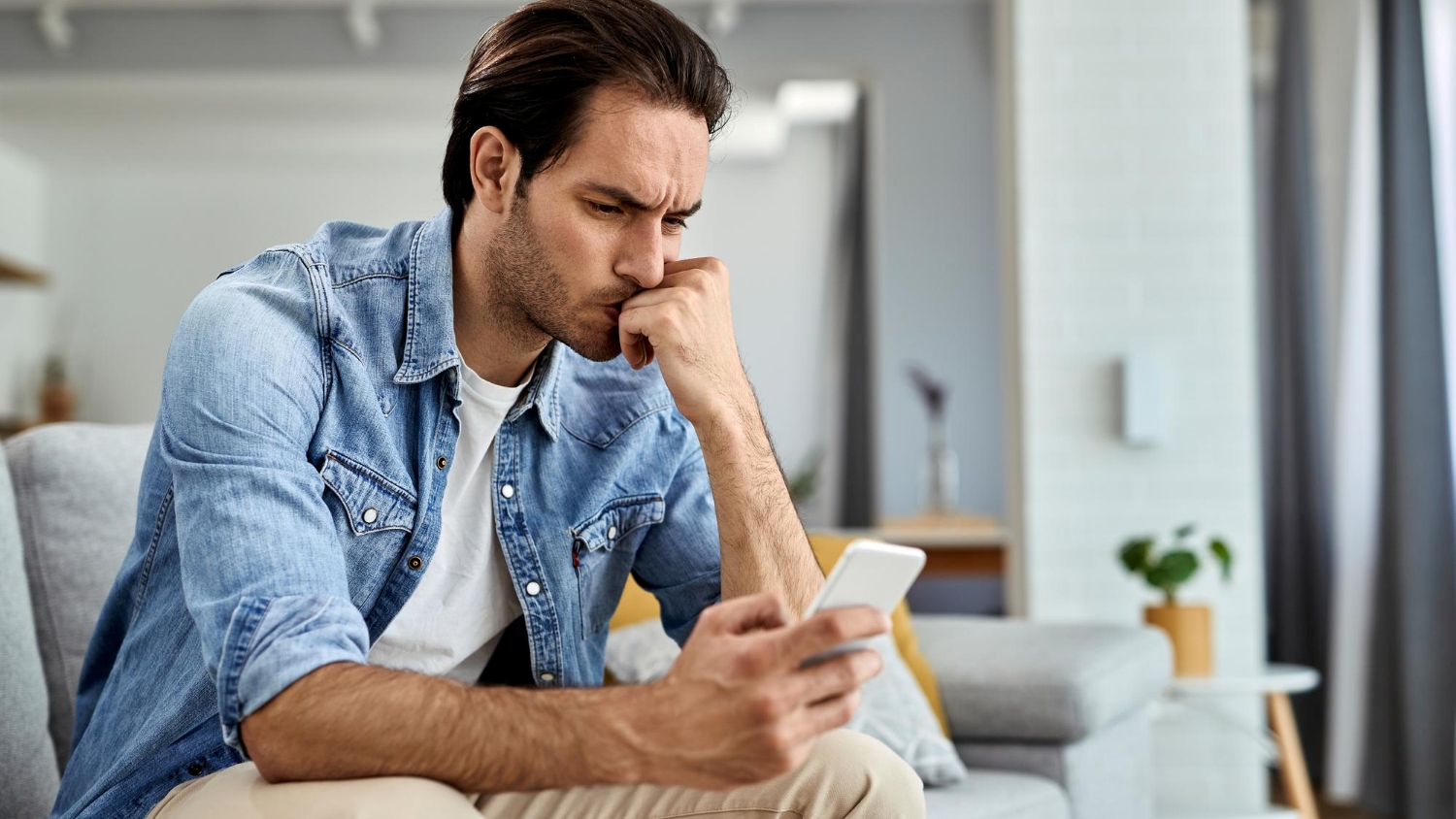 O que a psicologia diz sobre quem odeia ouvir áudios longos no WhatsApp