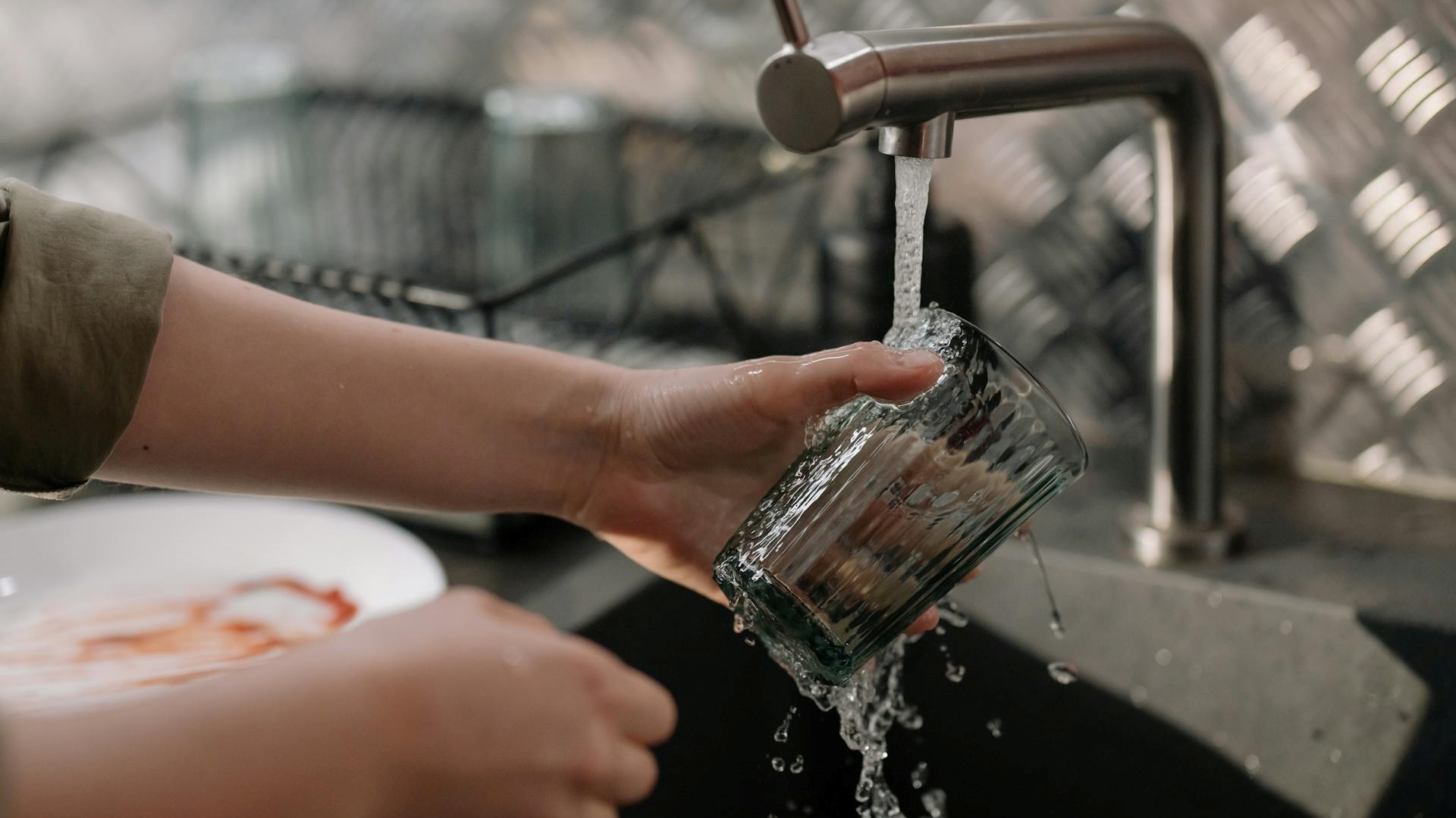 O que significa odiar lavar a louça, segundo a psicologia