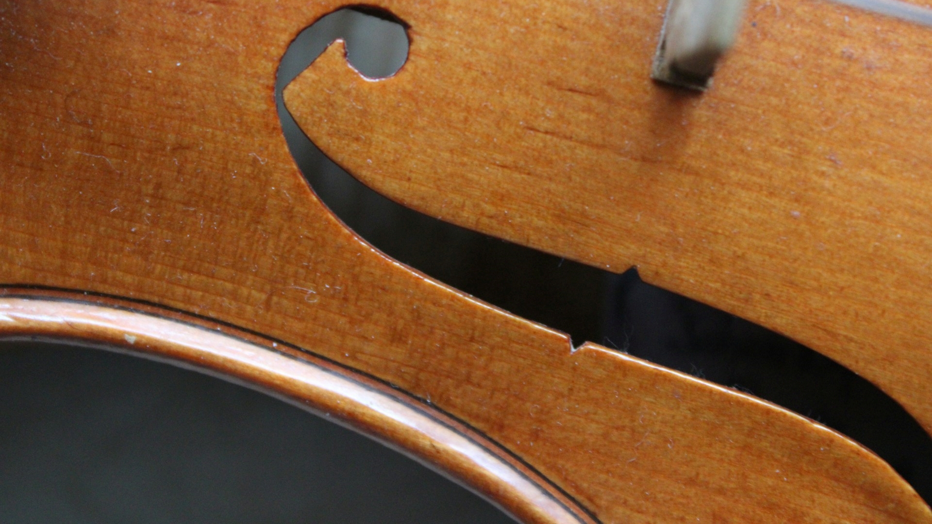 Objeto de madeira parece simples, mas tem quase 300 anos e vale R$ 12,7 milhões