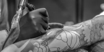 - Cientistas emitem alerta grave sobre sérios riscos para quem tem tatuagem no corpo