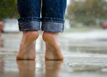 Andar descalço em casa é agradável, mas veja o que os especialistas querem que você saiba